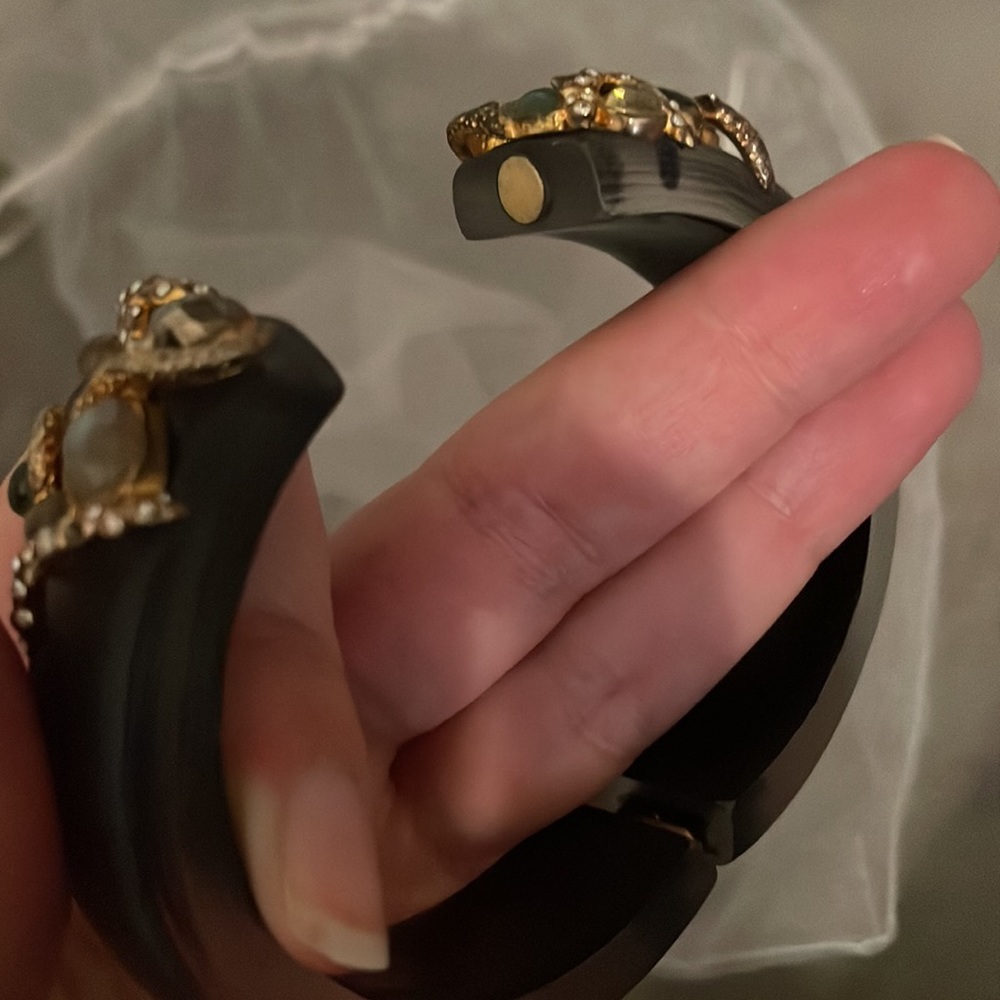 Lucite Hinged Bangle bracelet - Picture 3 of 4